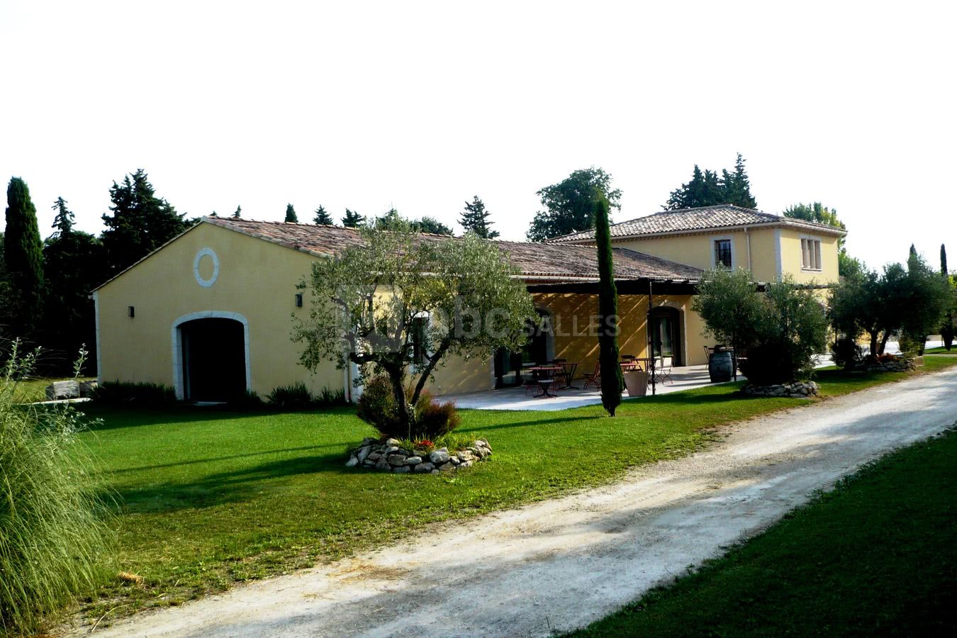 Vue extérieure mas de jonquerolles dans les alpilles