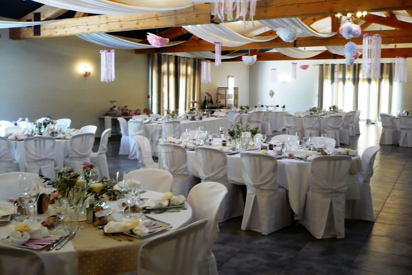 Tables rondes et déco blanche ou colorée pour un mariage au Mas de  Jonquerolles - Location salle de réception Saint Rémy de Provence - Mas de  Jonquerolles