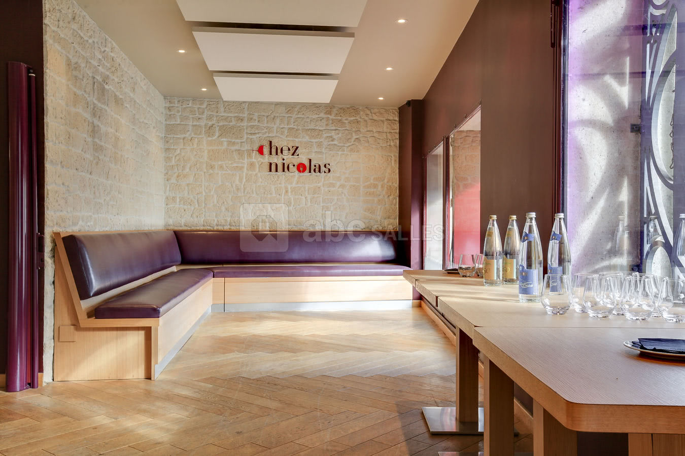 Salle Bar à Vins et coin banquette