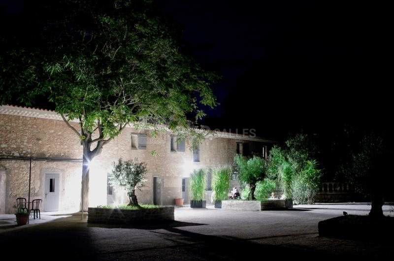 La cour la nuit