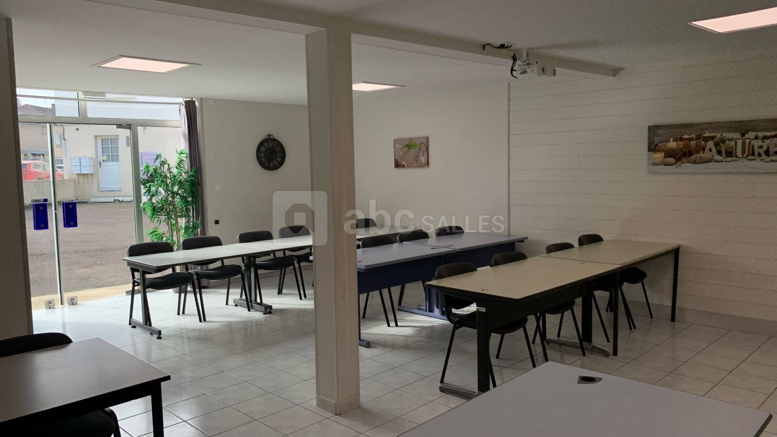 Salle de réunion spacieuse pour vos présentations à Auxerre