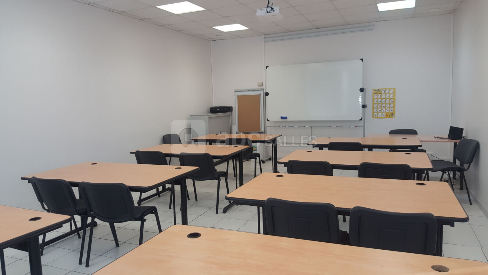 Salle de réunion spacieuse pour vos présentations à Auxerre