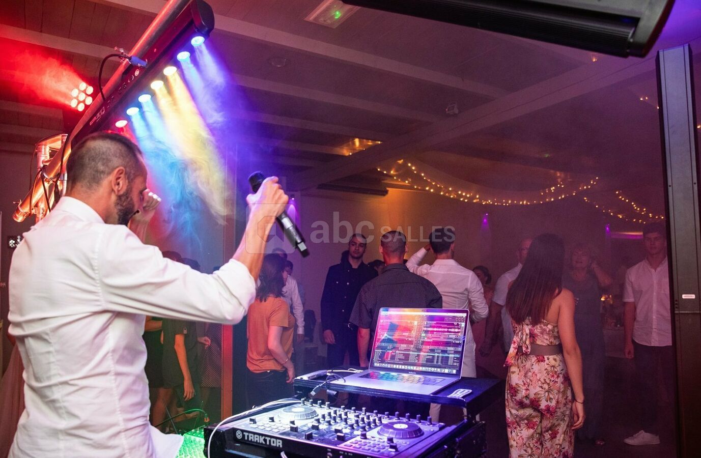Salle de mariage avec DJ