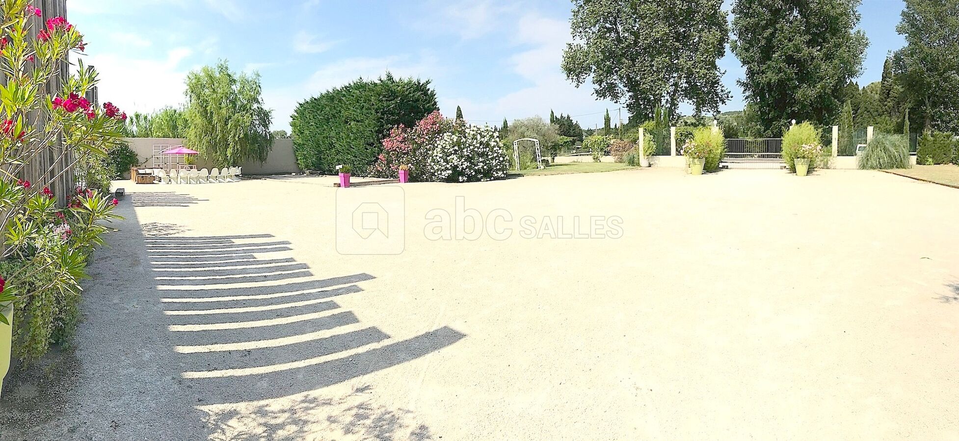 Parc extérieur avec espaces fleuris