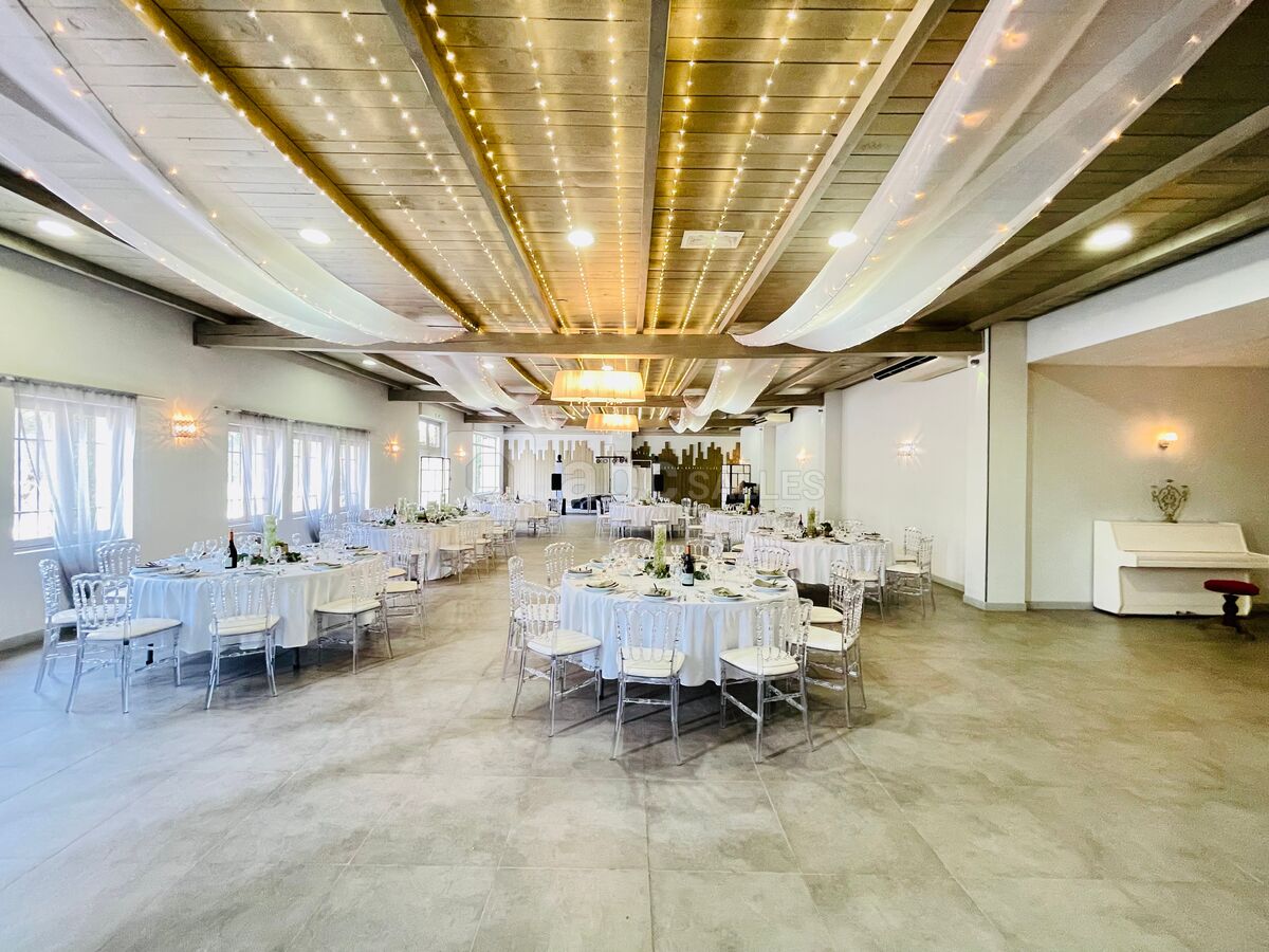 Grande salle de mariage avec décoration plafond