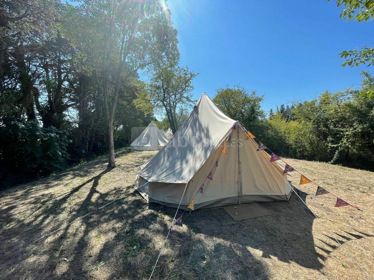 Tentes dans terrain boisé