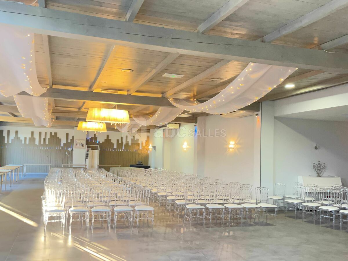 Grande salle en configuration séminaire