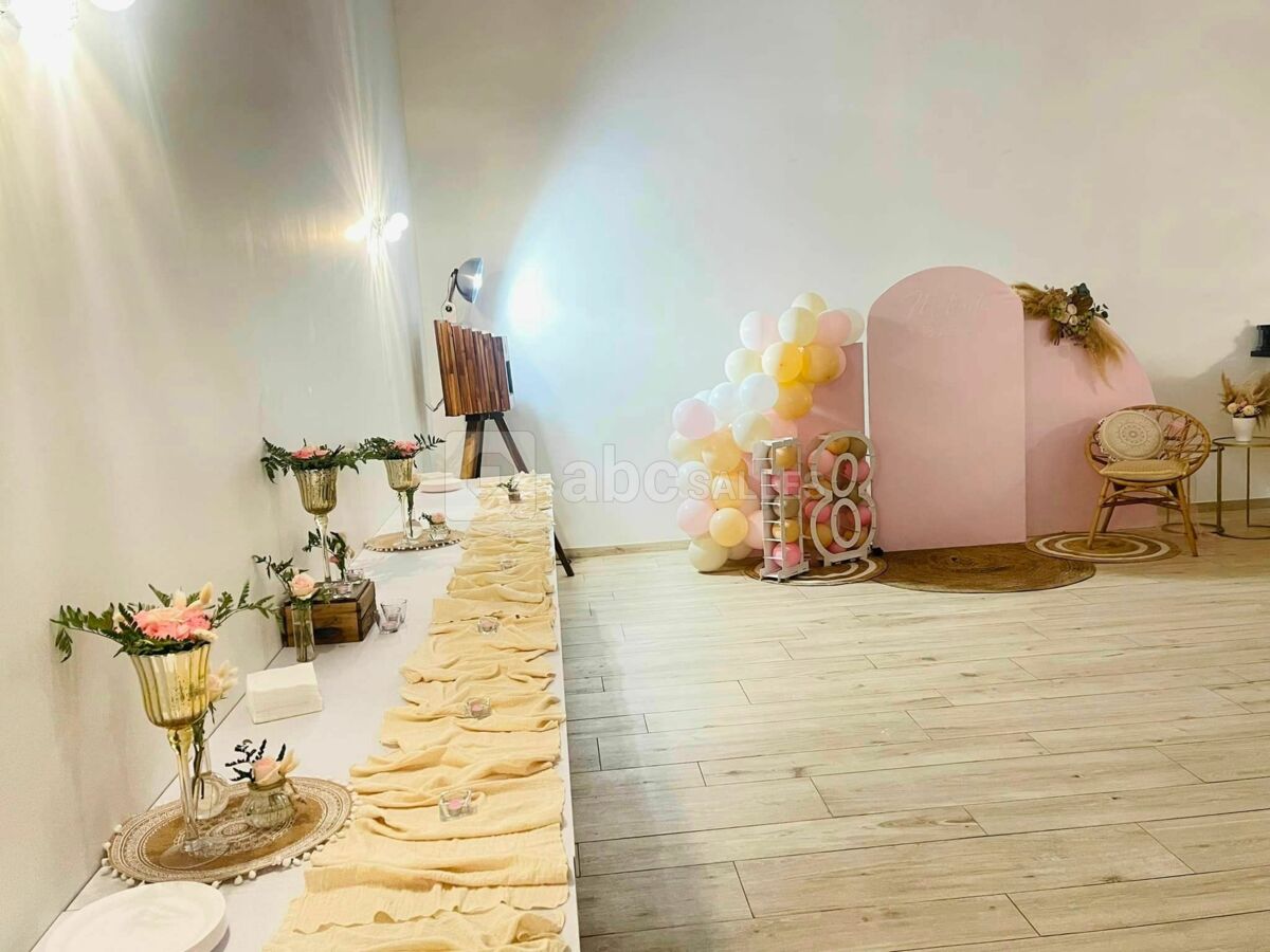 Salle Annexe 80m2 pour fête familiale avec mobilier, comptoir bar, armoire réfrigérée et congélateur. Location Photobooth