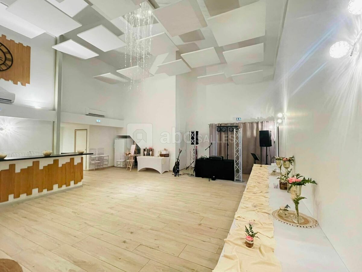 Salle Annexe pour Cocktail avec mobilier, comptoir bar, armoire réfrigérée et congélateur