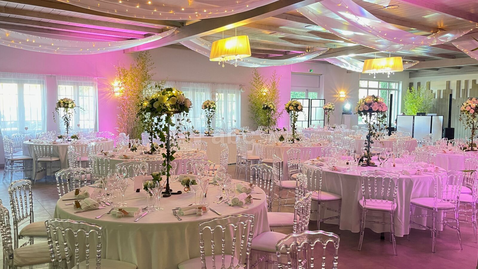Salle de mariage avec tentures illuminées