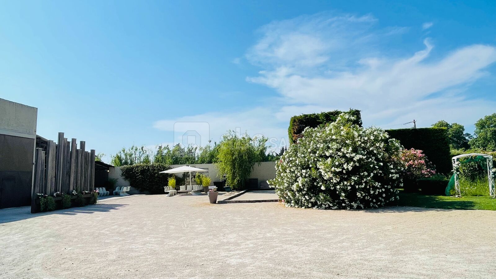 Parc extérieur avec espaces fleuris