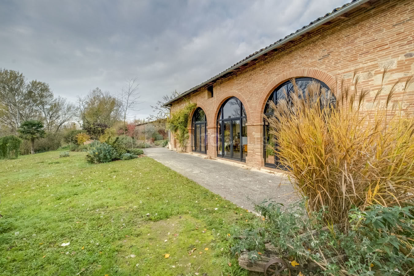 Jardin devant la salle à manger de la maison