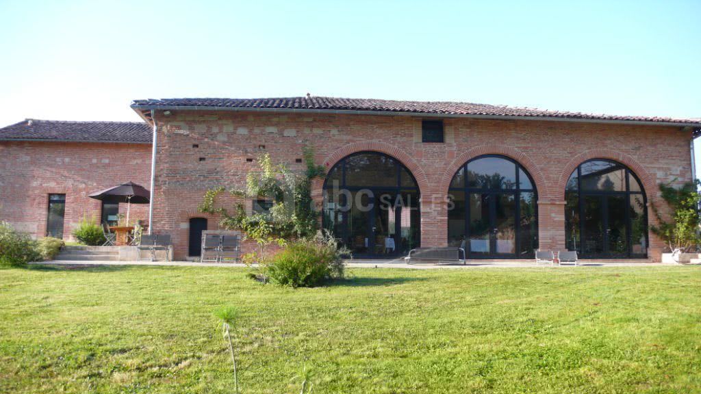 Vue arrire de la ferme