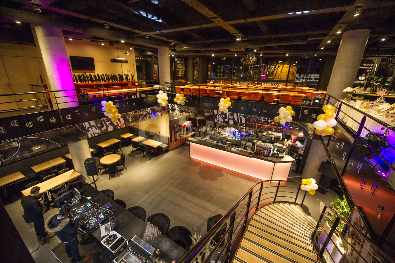 Salle restaurant et vue 2eme étage