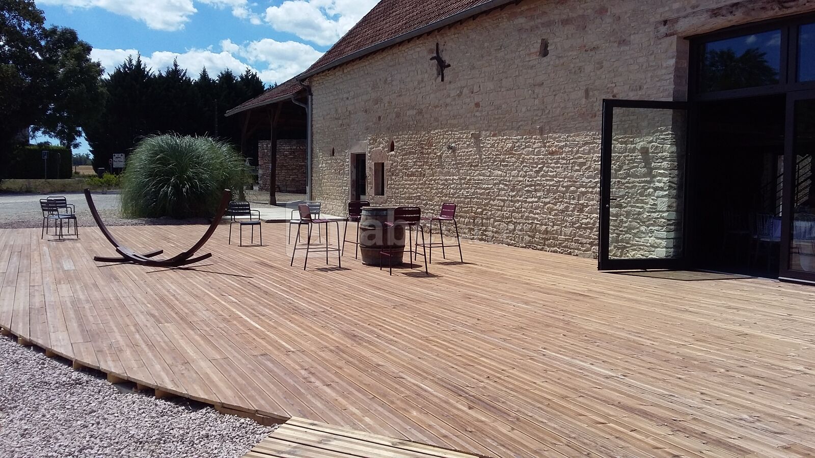 Terrasse de la salle de réception de la grange