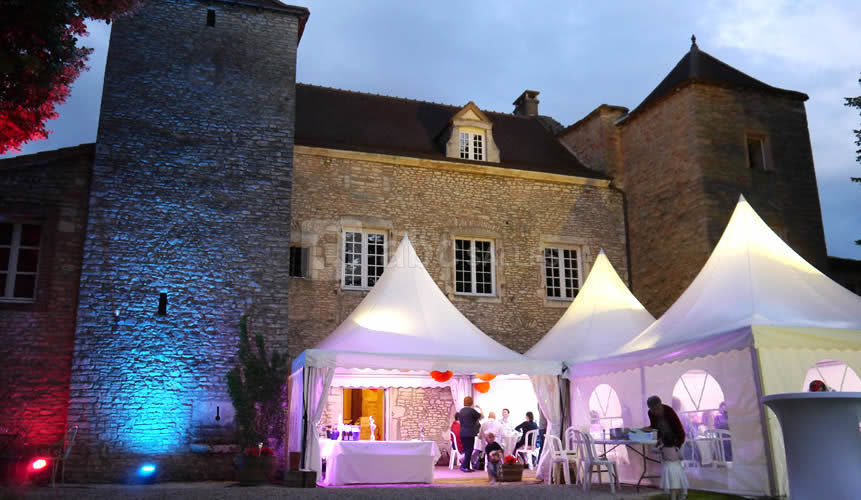 Barnum dans le jardin à la tombée de la nuit