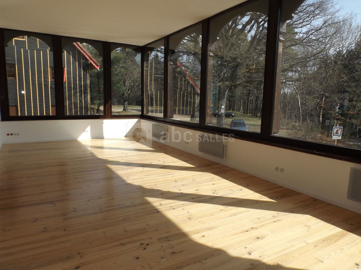 Salle avec baies vitrées