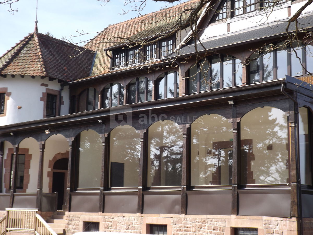 Salle avec baies vitrées vue de l'extérieur