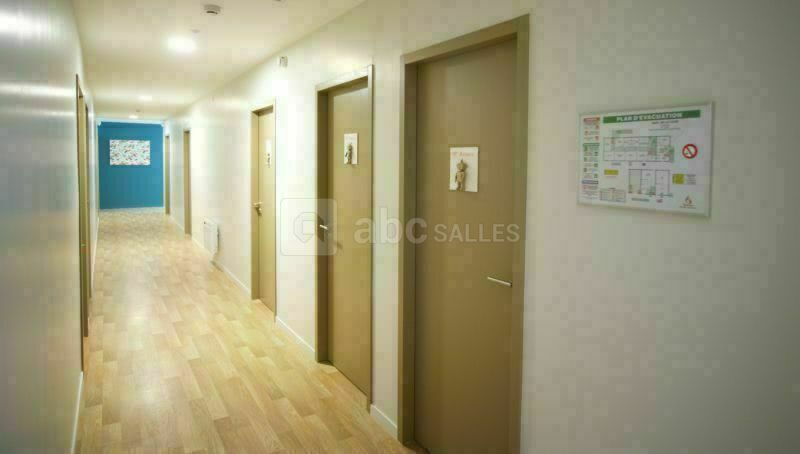 Couloir donnant sur les chambres