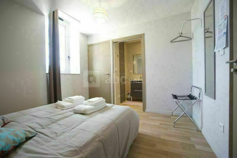 Chambre avec salle de bain privative