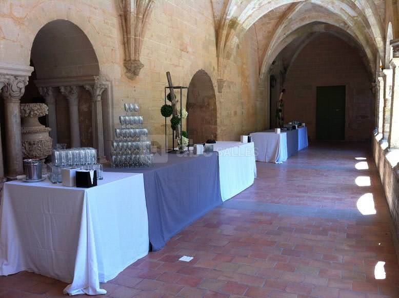 Apéritif dans le cloître 1
