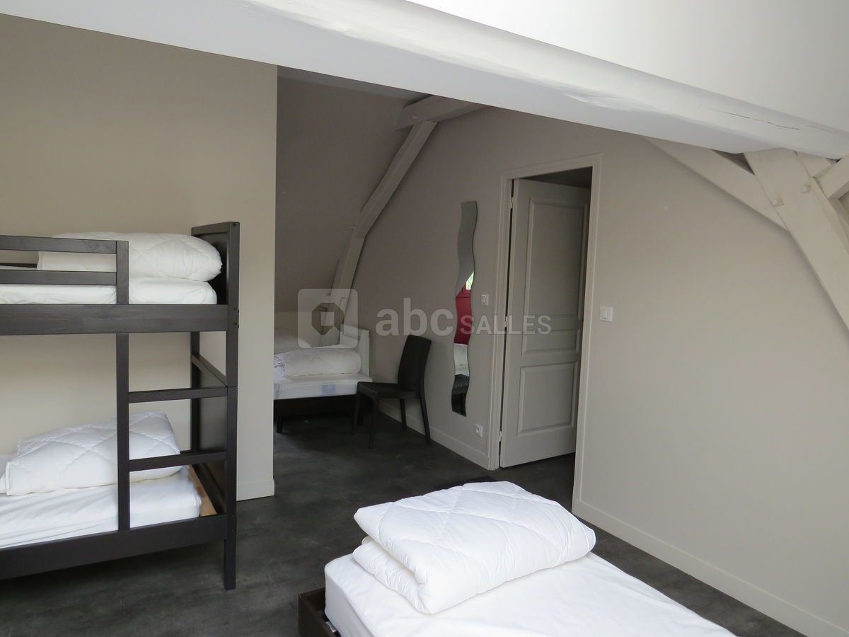 Dortoir 1 ( &( lits en 4 chambres ) Toilettes et douches