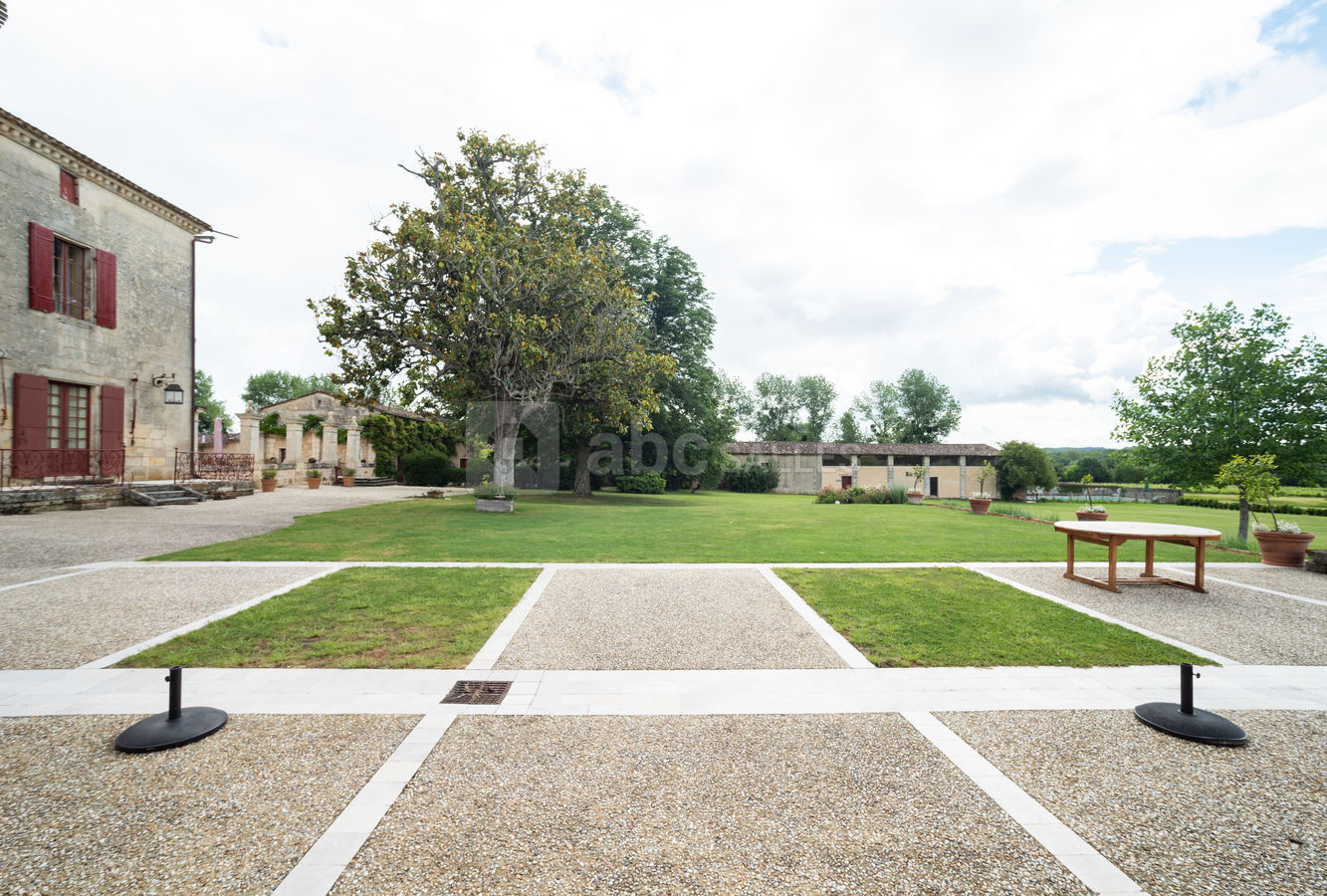Terrasse de l'Orangerie et prairie