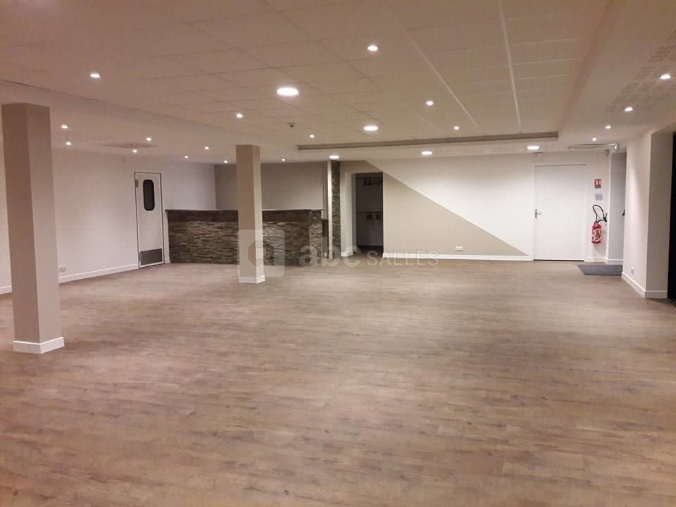 Salle vide avec au fond le bar