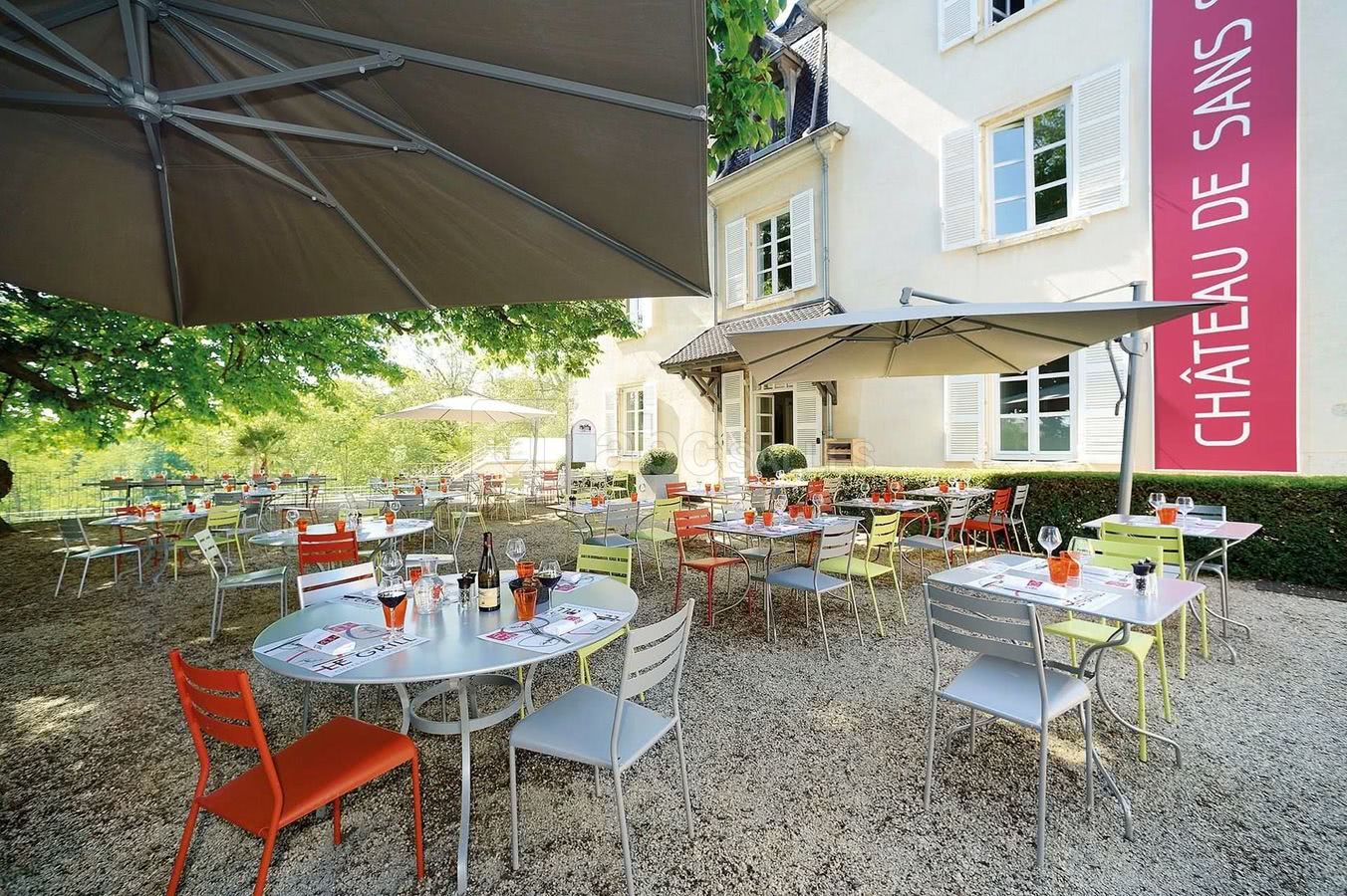 Vue de la terrasse au Marronnier - restaurant Le GRILL DU CHATEAU