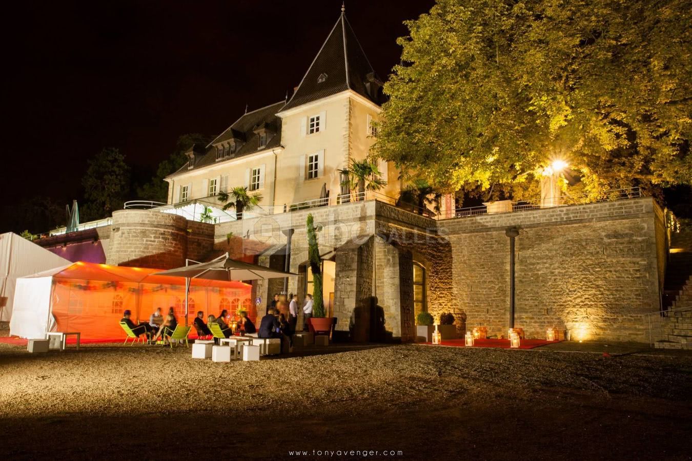Château de Sans Souci vue des contreforts de nuit