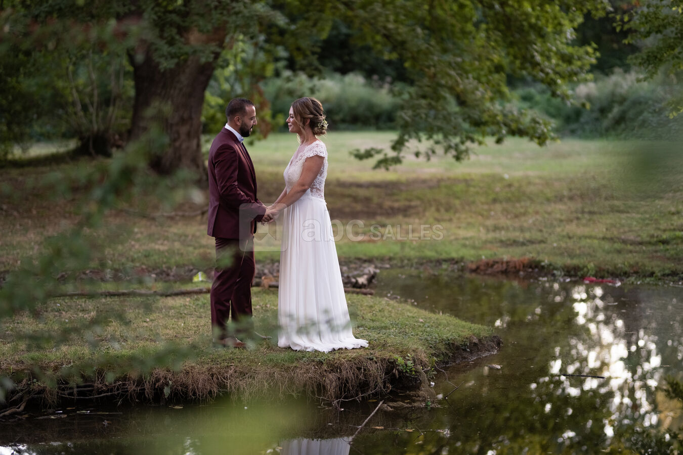 Mariés au bord de l'étang - Château de Sans Souci Limonest