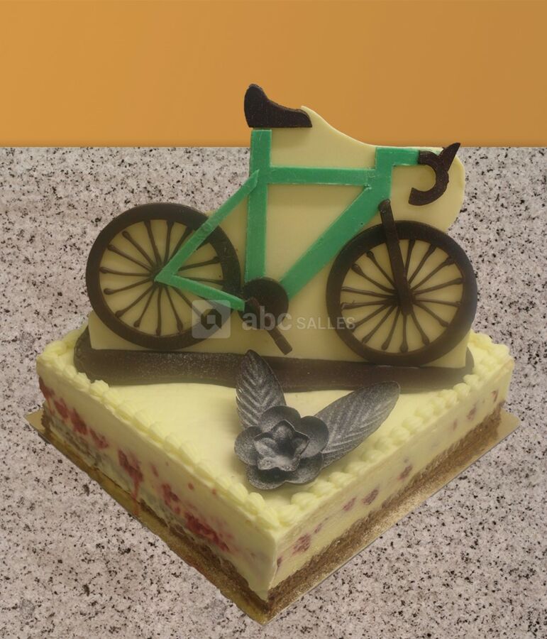 Croustillant aux framboises avec vélo en chocolat