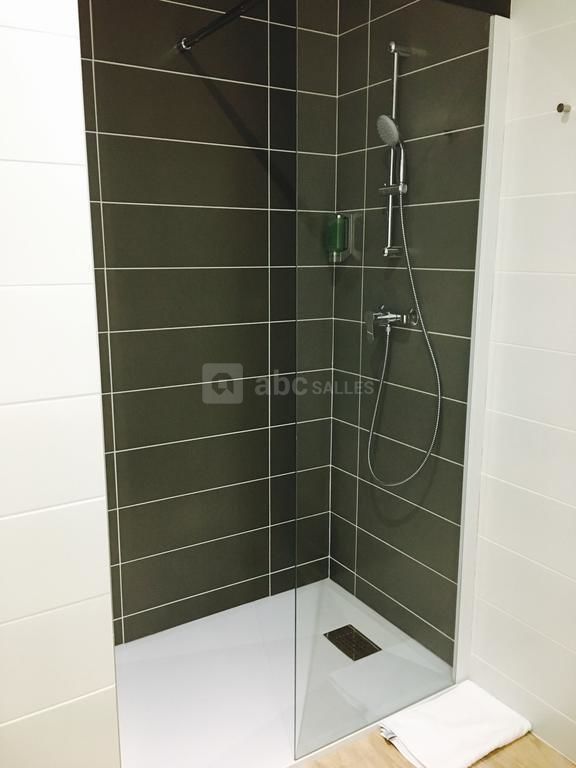 Salle de bain du Brit Hotel Martigues