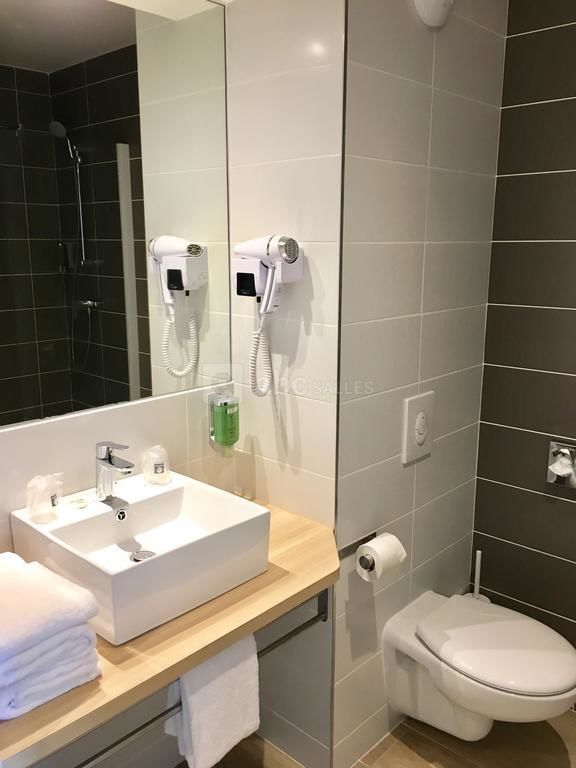 Salle de bain du Brit Hotel Martigues