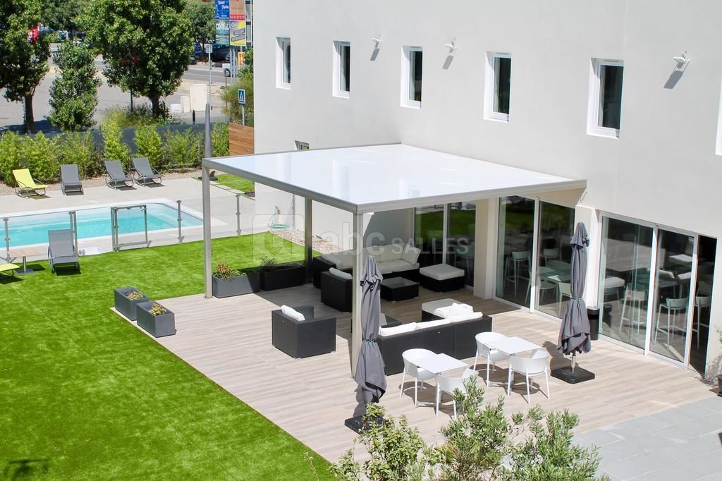 Terrasse et piscine du Brit Hotel Martigues
