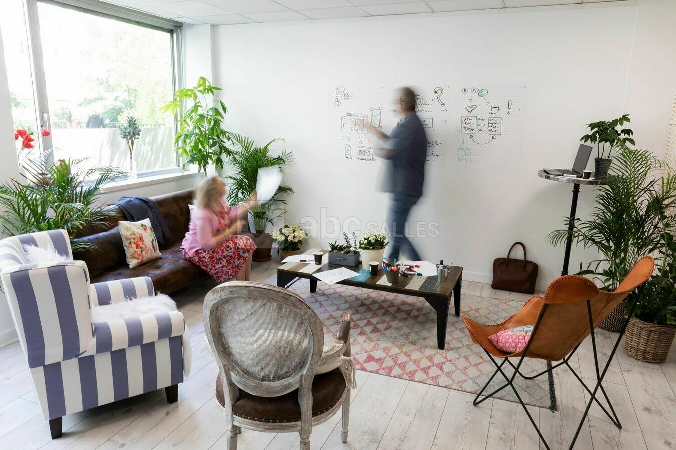 Salle 9 en disposition workshop/salon avec vue sur jardin et plantes