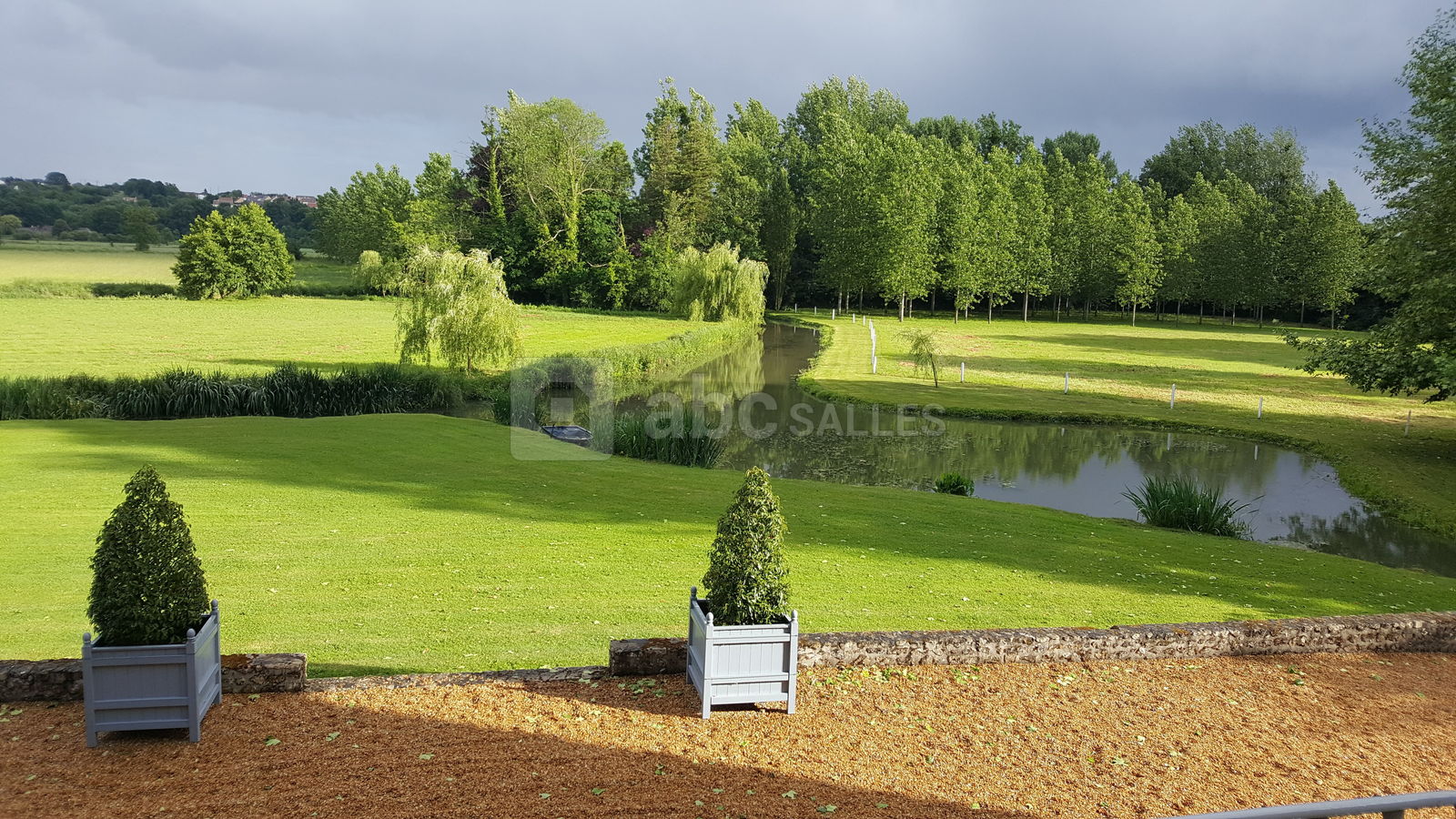Terrasse vue sur l'eau