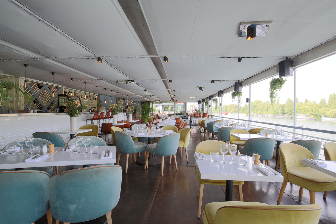 Salle principale de l'Aqua Restaurant
