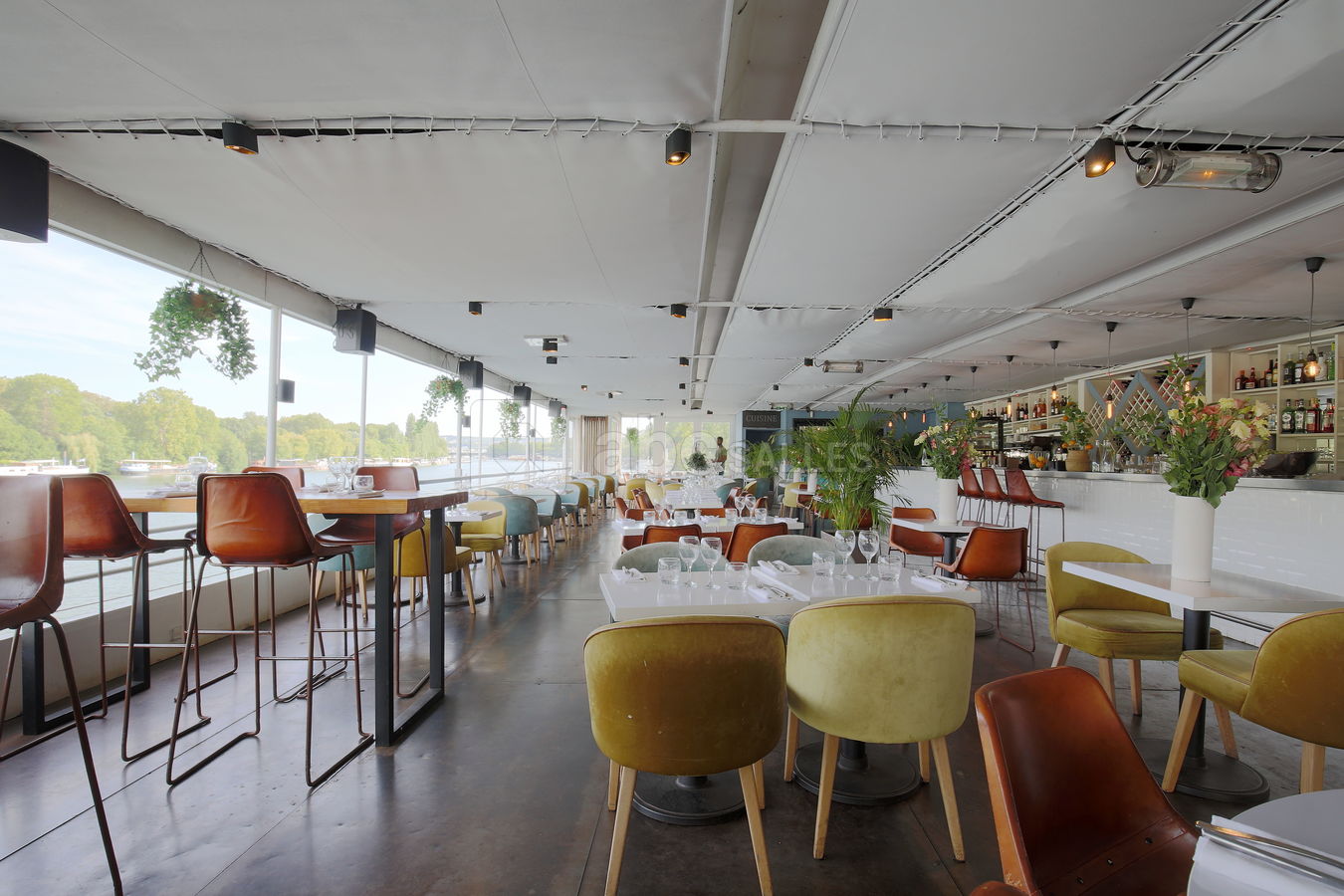 Salle principale de l'Aqua Restaurant