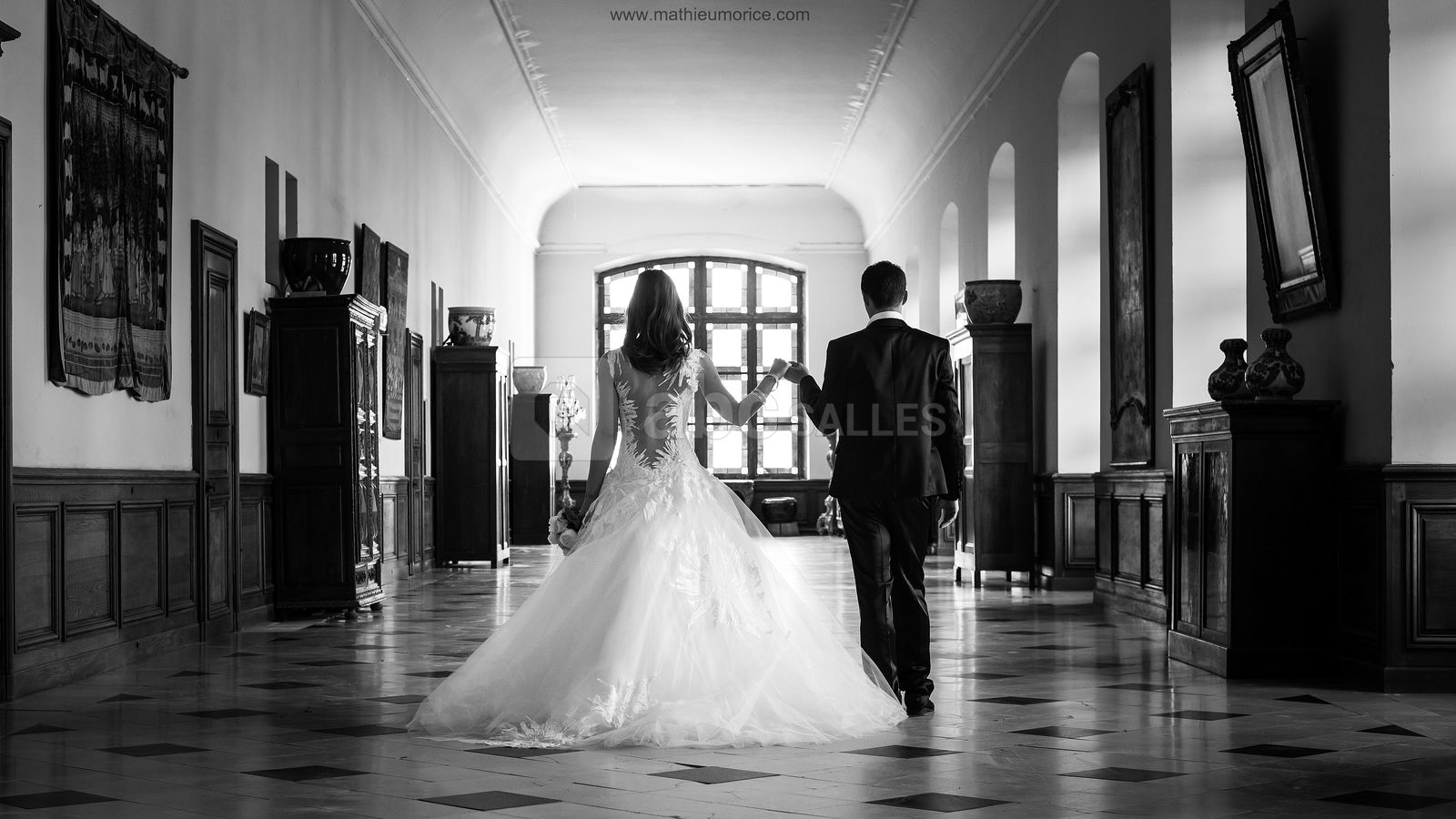 Galerie, 300 invités assis.