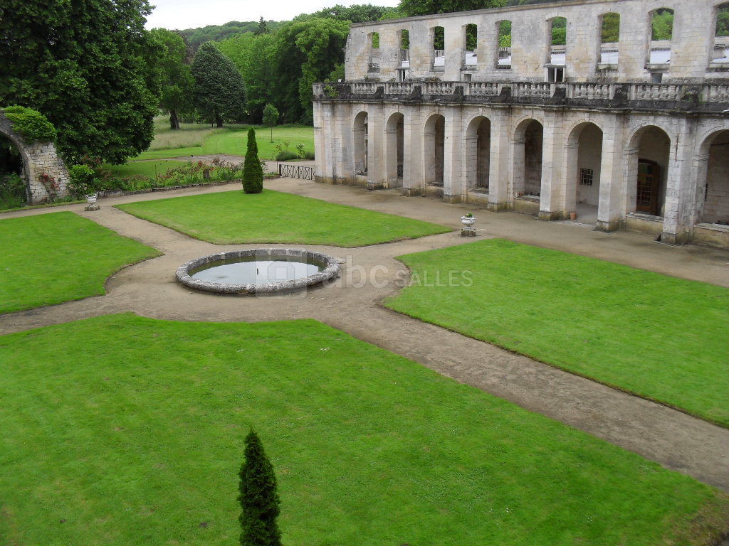 Côté jardin, le cloître.
