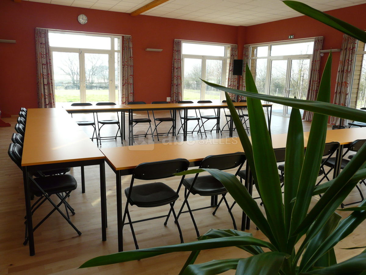 Salle le jaunay en u