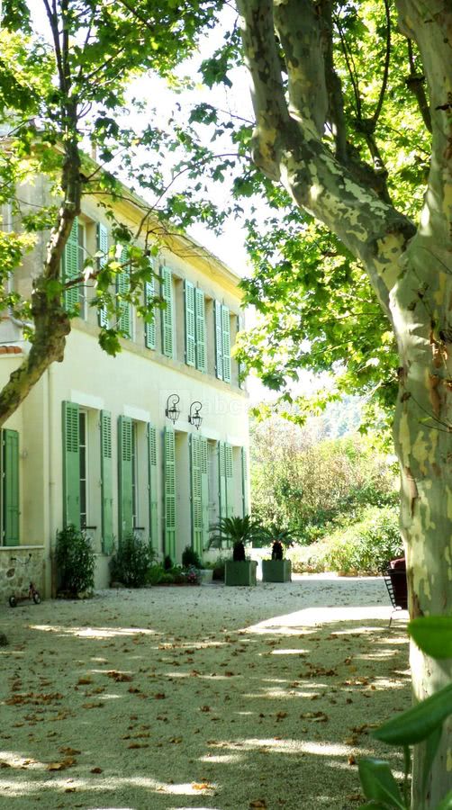 Bastide etoile allée de platanes