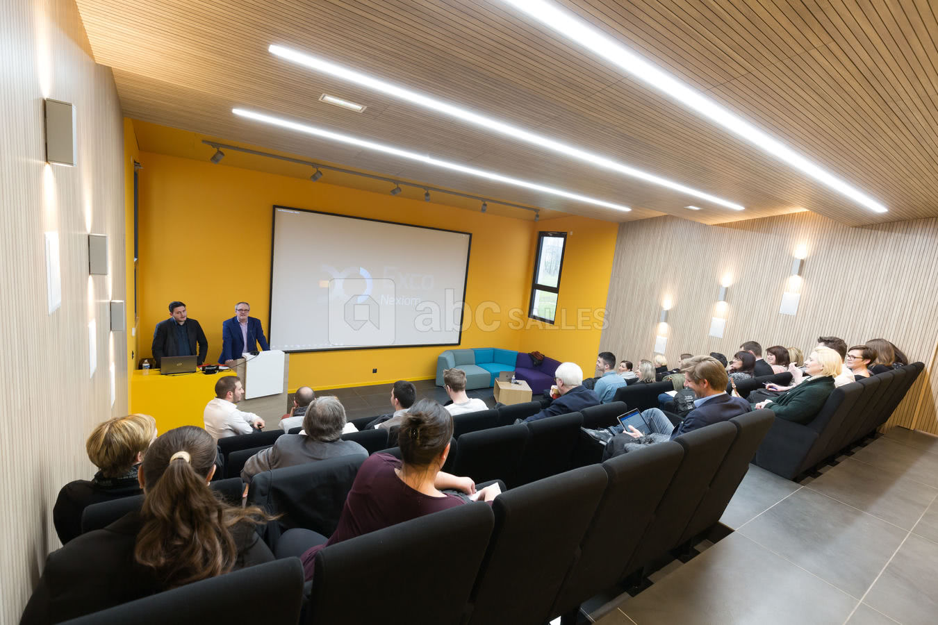 Salle de conférence 48 sièges fixes et 12 amovibles