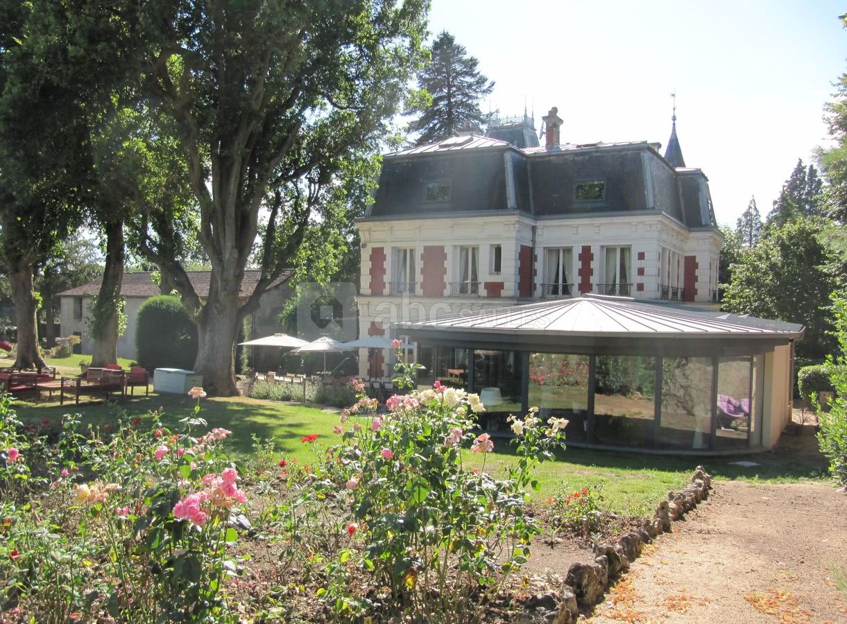 Vue de la villa, façade jardin.