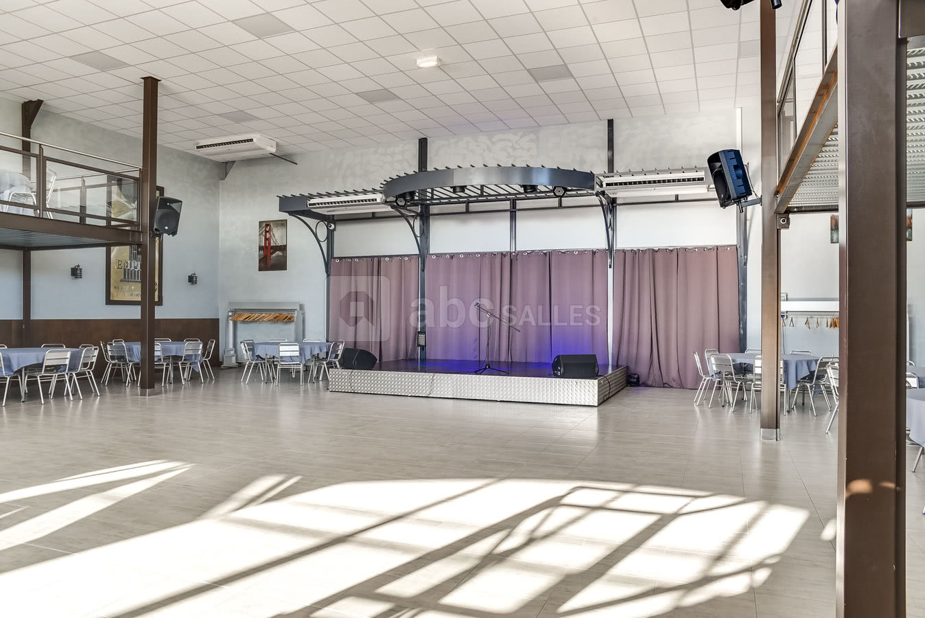 Scène 12 m² / 28 m² + Eclairages