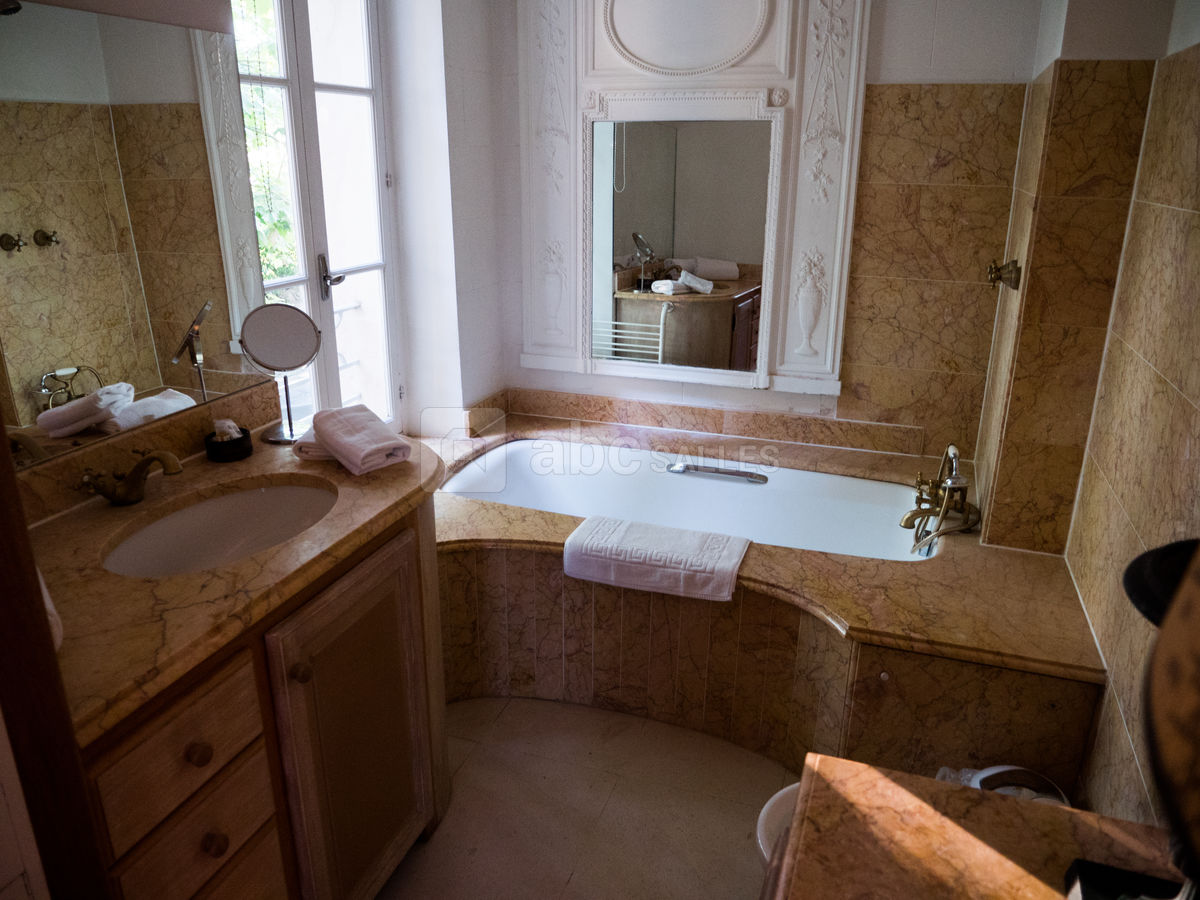 Le Château de Nans - Salle de bain de la Suite Nuptiale