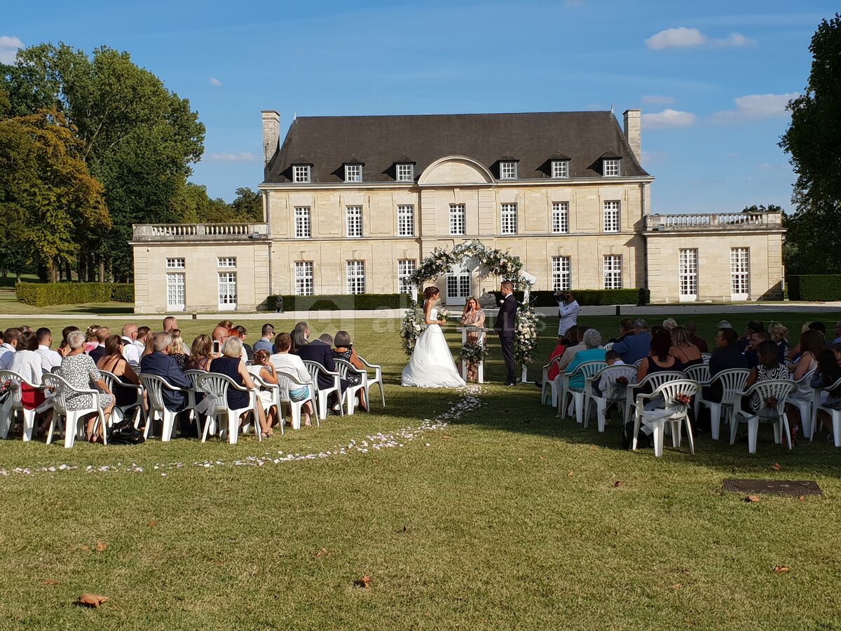 Cérémonie face au château