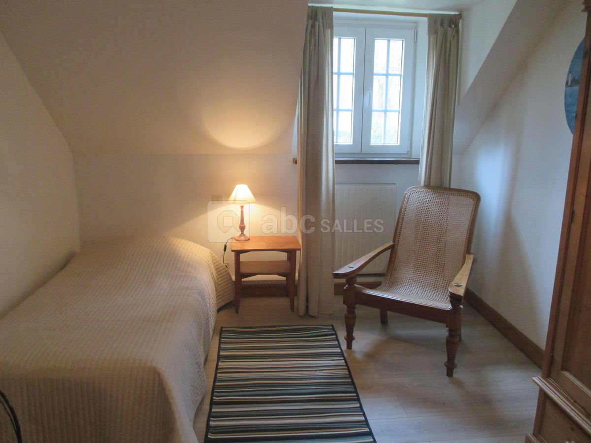 Chambre single dans les communs