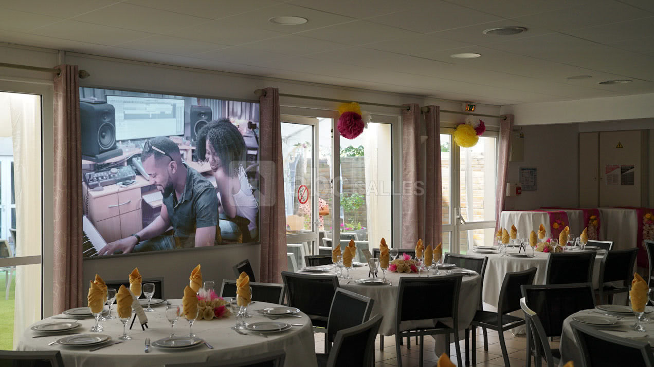 Salle de réception avec projecteur